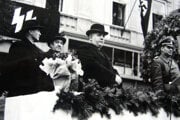 Druhý zľava šéf propagandy a bývalý literát Jozef Tido Gašpar, vedľa prezident Jozef Tiso a veliteľ okupačných vojsk SS-Obergruppenführer Hermann Höfle.