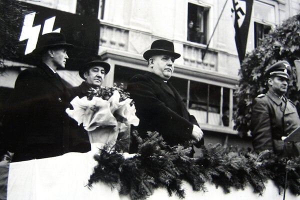 Druhý zľava šéf propagandy a bývalý literát Jozef Tido Gašpar, vedľa prezident Jozef Tiso a veliteľ okupačných vojsk SS-Obergruppenführer Hermann Höfle.