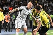 WA 41Almaty - Na snímke tréner Slovana Vladimír Weiss st. (vľavo), kapitán Slovana Vladimiír Weiss ml. (tretí sprava) a hráč Almaty Damir Kassabulat (vpravo) počas úvodného zápasu 3. predkola Ligy ma