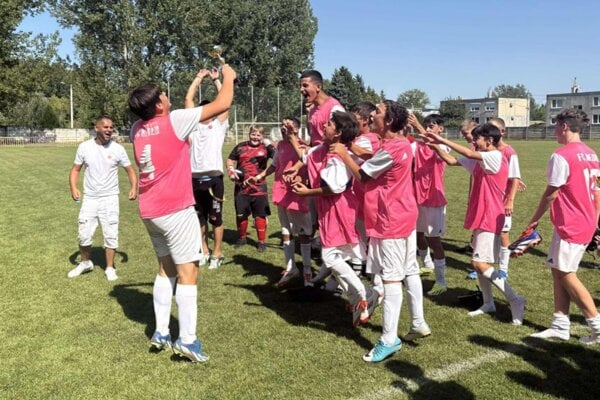 Starší žiaci FC Neded sa tešili z triumfu. 
