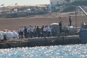 Pri talianskom pobreží zahynulo najmenej 20 migrantov po prevrátení člnu.
