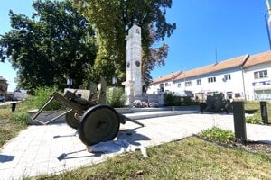 Pomník ďakuje Červenej armáde. Nakláňal sa, mesto ho vynovilo za štátne peniaze
