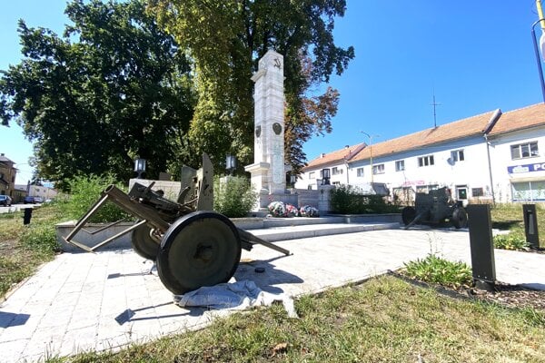 Obnovený pomník a pod ním delá. Jedno z nich v minulosti pomaľoval naružovo miestny umelec.