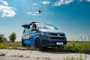 Ukotvený dron komunikuje s podporným autom a slúži ako stožiar.