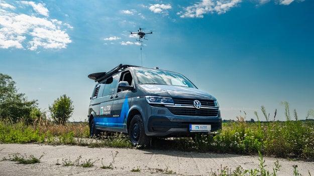 Ukotvený dron komunikuje s podporným autom a slúži ako stožiar. (zdroj: Aliter Technilogies)