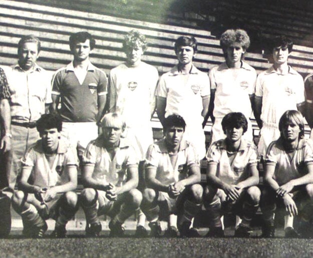 Jozef Blaho (hore celkom vpravo) sa v staršom doraste stal majstrom Slovenska. V tíme bol aj Ľubomír Moravčík.  (zdroj: archív MY NN)