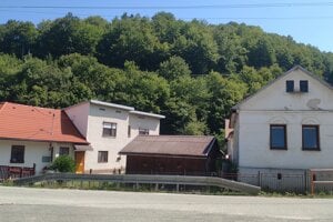 Kojšov obkolesujú kopce.