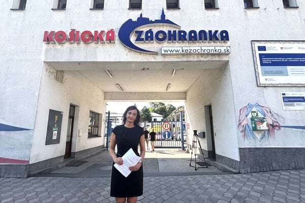 Mária Koránová pred priestormi štátnej záchranky, do ktorých roky nemôže chodiť, aj keď je tam zamestnaná.