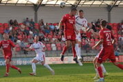 Futbalisti FC ViOn (v bielom) remizovali tretíkrát po sebe. Po deľbe 1:1 v šlágri adeptov na postup v Liptovskom Mikuláši majú z prvých štyroch kôl druhej ligy iba šesť bodov.