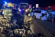 Na mieste hrozivo vyzerajúcej čelnej zrážky osobných áut.