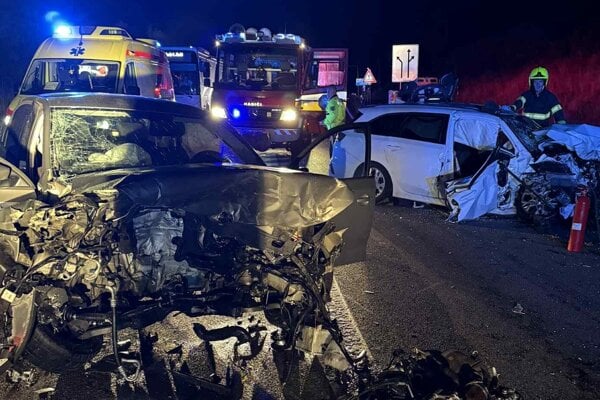 Na mieste hrozivo vyzerajúcej čelnej zrážky osobných áut.