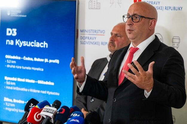Minister dopravy Jozef Ráž informuje o výstavbe diaľnice D3. (zdroj: TASR)