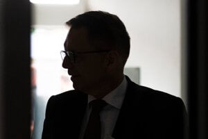 Guvernér Národnej banky Slovenska Peter Kažimír na súde.