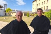 Prior Pavol Benedik (vľavo) a farár Andrej Kovaľak.