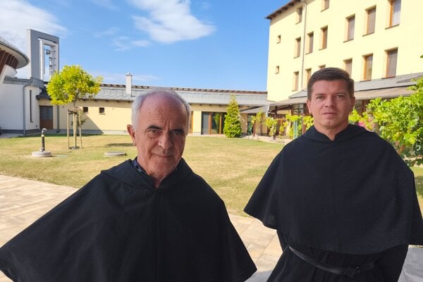 Prior Pavol Benedik (vľavo) a farár Andrej Kovaľak.