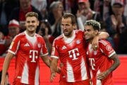 Harry Kane (uprostred) oslavuje po tom, ako skóroval proti Lipsku v zápase 1. kola nemeckej Bundesligy.
