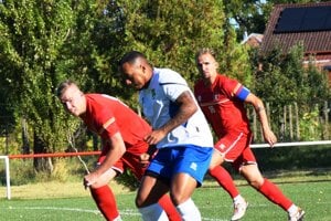 Záber zo stretnutia Tekovské Lužany - Hontianska Vrbica 2:2.