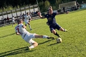 Leštiny (v bielych dresoch) doma porazili Nižnú 4:1. 