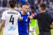 Kapitán Slovana Vladimír Weiss junior po červenej karte v zápase s Kajrat Almaty.
