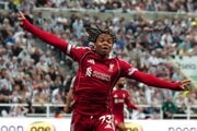 Hráč Rio Ngumoha z Liverpoolu oslavuje víťazný gól.