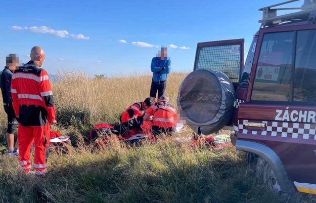 Chlapcovi pomáhali aj horskí záchranári. (zdroj: HZS)