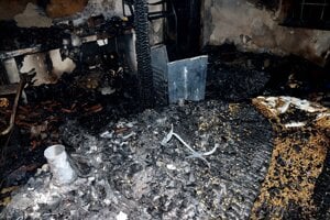 Pri požiari chaty sa zranila jedna osoba. 
