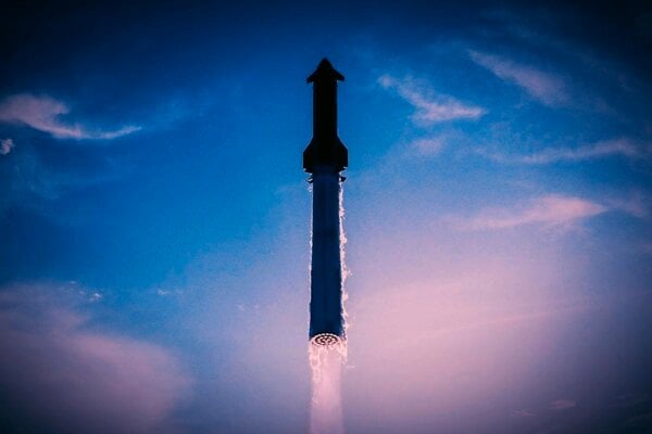 Vesmírna raketa Starship americkej spoločnosti SpaceX.