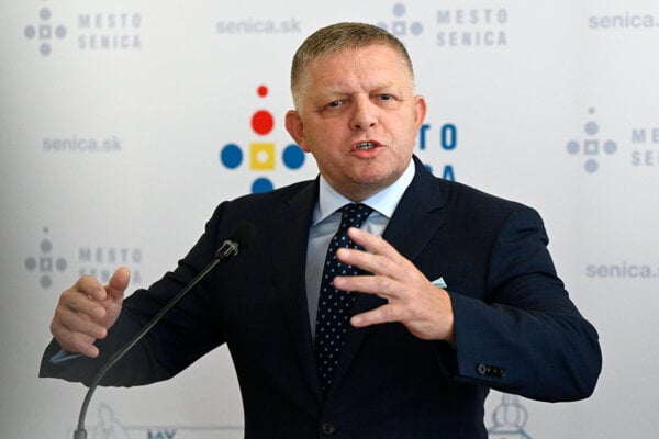 Premiér Robert Fico po rokovaní vlády v Senici.