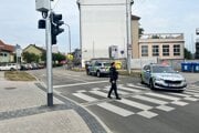 Polícia odkláňa dopravu počas zásahu hasičov a havarijnej služby.
