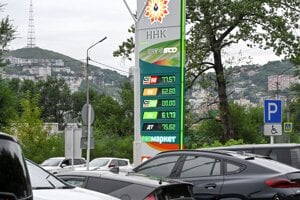 Ukrajinci ničia ruské rafinérie, zničili 17 percent kapacity. Rusko má problémy s benzínom