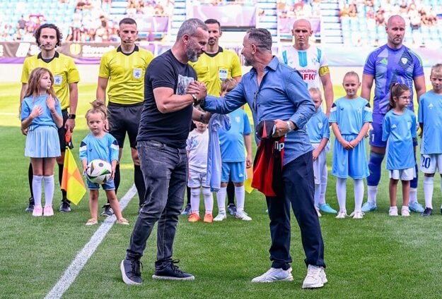 Predstavitelia AC Nitra a Spartaka Trnava Džemil Šefkii (vpravo) a Peter Macho (vľavo) si pred výkopom slávnostne vymenili dresy. (zdroj: Miroslav Slávik)