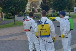 V Lučenci dezinfikujú verejné priestranstvá. Robia tak v súvislosti s výskytom žltačky typu A, ktorá sa šíri v okrese.