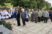 V Sklabini si SNP pripomínajú aj na miestnom cintoríne, kde sú pochovaní zavraždení obyvatelia.