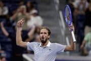 Ruský tenista Daniil Medvedev reaguje v zápase proti Francúzovi Benjaminovi Bonzimu v 1. kole dvojhry mužov na grandslamovom turnaji US Open.
