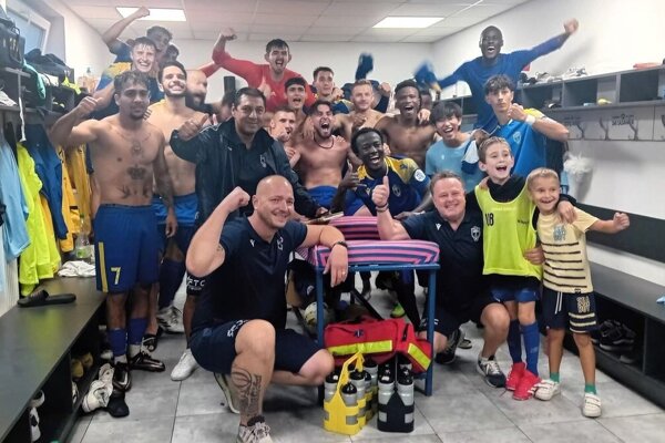 Reklama na futbal. V zápase nezdolaných padlo sedem gólov, víťazný v poslednej sekunde