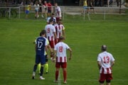 Veľké Bierovce/Opatovce (v modrom) zdolali v derby Trenčiansku Turnú. 