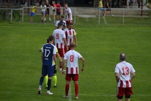 Veľké Bierovce/Opatovce (v modrom) zdolali v derby Trenčiansku Turnú. 