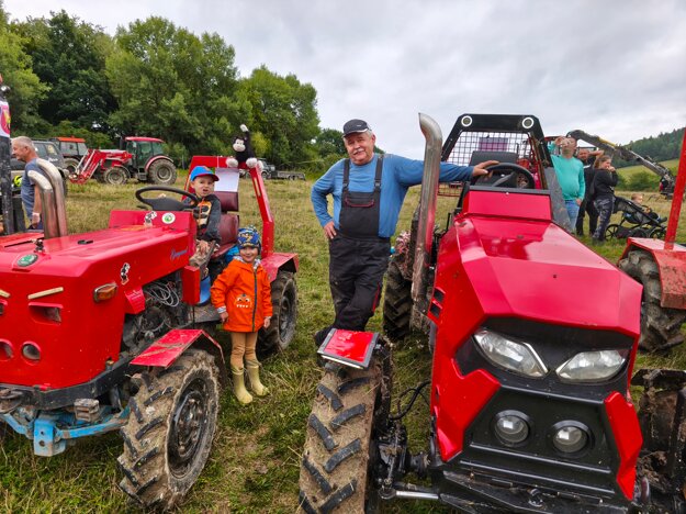 Miroslav Kostrbík s vnukmi. (zdroj: Stanislava Heššová)