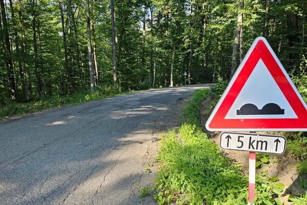 Cesta od odbočky na Slizké po Rybník je v zlom stave.