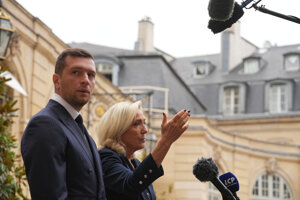 Predseda RN Jordan Bardella a Marine Le Penová.
