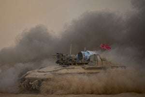 Izraelský tank sa pohybuje na hraniciach s Pásmom Gazy.