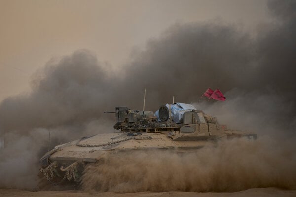 Izraelský tank sa pohybuje na hraniciach s Pásmom Gazy.