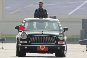 Čínsky prezident Si Ťin-pching počas prehliadky.