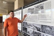 Historik Martin Klimza pri fotografiách z výstavy. 