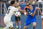 Leo Sauer a Nnamdi Collins (vľavo) v zápase Slovensko - Nemecko v kvalifikácii MS 2026.