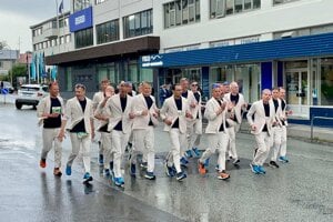 Skupinka bežcov odbehla maratón v Reykjavíku v oblekoch.