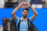 Novak Djokovič ďakuje divákom po vyradení v semifinále dvojhry na US Open 2025.
