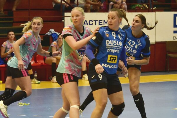 Celkom vpravo na snímke Karin Bujnochová, vedľa nej Barbora Königová. 