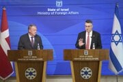 Izraelský minister zahraničných vecí Gideon Saar (vpravo) na tlačovej konferencii s dánskym ministrom zahraničných vecí Larsom Lokke Rasmussenom.