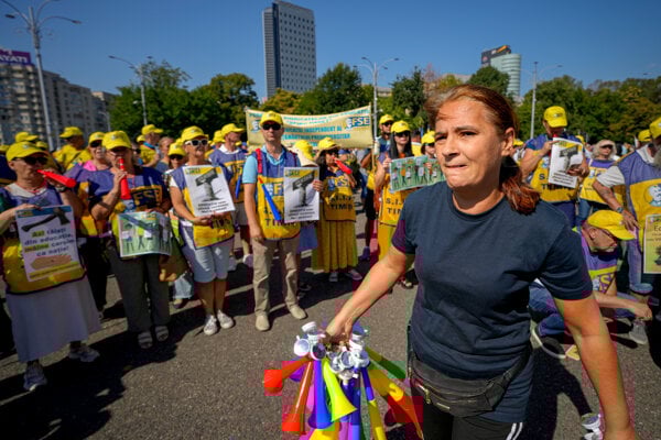 V Bukurešti protestovali proti reštrukturalizácii škôl, zvýšeniu týždenného počtu vyučovacích hodín a úsporným vládnym opatreniam zameraným na zníženie deficitu krajiny.